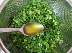 放入盆里加入香油搅拌均匀。