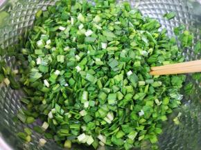 静置一会儿让油浸一下韭菜，不容易出水。