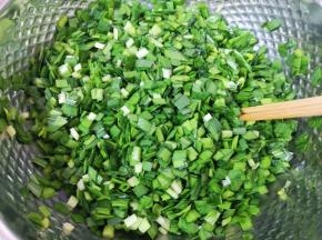 静置一会儿让油浸一下韭菜，不容易出水。