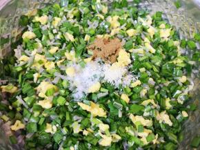 根据自己的口味放盐、十三香和鸡精搅拌均匀。