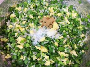 根据自己的口味放盐、十三香和鸡精搅拌均匀。