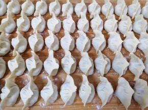 准备好饺子皮，包成自己喜欢的形状。