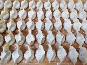 准备好饺子皮，包成自己喜欢的形状。