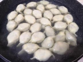 锅里放水烧开，下入饺子。
