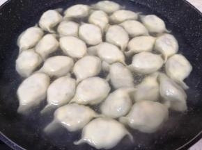 锅里放水烧开，下入饺子。