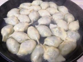 素馅饺子比较容易熟，不要煮的时间太长。