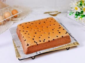 取出轻轻摔两下模具，趁热把油纸撕掉，切掉四边，这样巧克力可可古早蛋糕就做好啦！