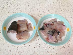 黑鱼清洗干净，将鱼肉片下来，鱼骨鱼头放在一边备用。