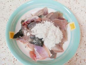 鱼片里面加入2勺料酒搅拌均匀，再加入酸菜鱼调料里面的码味料。