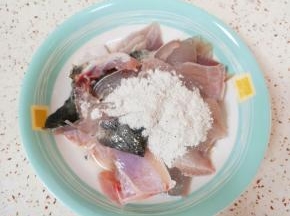 鱼片里面加入2勺料酒搅拌均匀，再加入酸菜鱼调料里面的码味料。