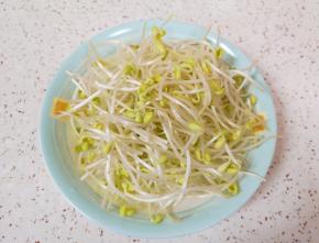 豆芽洗干净。