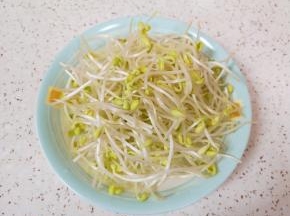 豆芽洗干净。