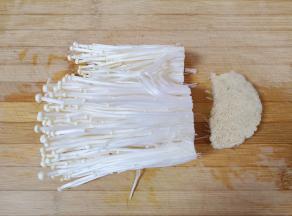 金针菇切去根部洗干净。