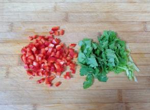 红甜椒和香菜分别切碎。