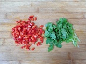 红甜椒和香菜分别切碎。