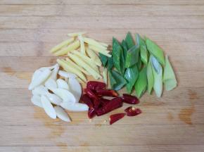 葱姜蒜干红辣椒分别切好备用。