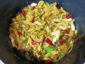 加入酸菜鱼调料里面的酸菜包，将酸菜炒出香味。