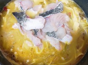 下入腌好的鱼片煮开。