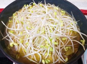 最后下入豆芽煮熟即可！