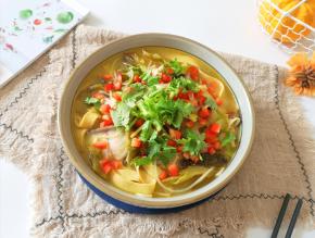 盛出装在大碗里，撒上红甜椒和香菜。