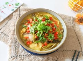 盛出装在大碗里，撒上红甜椒和香菜。