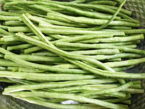 豇豆掐去两头清洗干净。