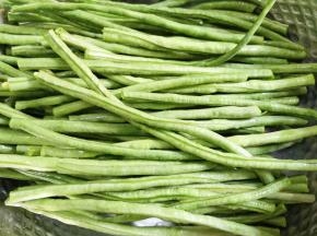 豇豆掐去两头清洗干净。