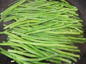 焯水以后过凉水，控一下水分。