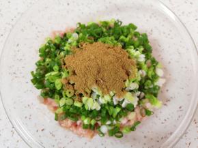 放入肉馅里面，放十三香。