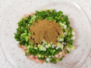 放入肉馅里面，放十三香。