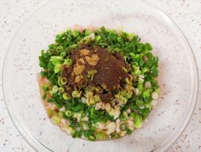 炒锅内倒适量的食用油烧热，泼在十三香上面，激出香味。