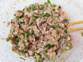 搅拌均匀，让肉馅静置一会儿。