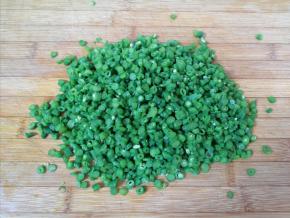 控干水分的豇豆切碎。