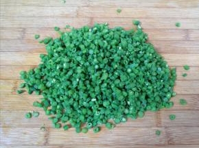 控干水分的豇豆切碎。