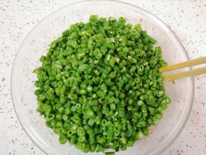 加入到肉馅里面搅拌均匀。