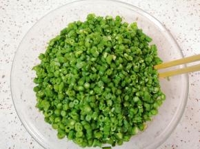 加入到肉馅里面搅拌均匀。