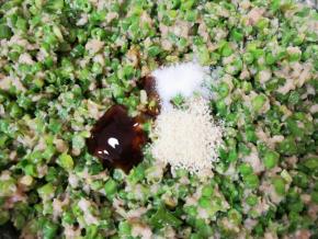 放盐、鸡精、蚝油和香油搅拌均匀。