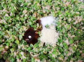 放盐、鸡精、蚝油和香油搅拌均匀。