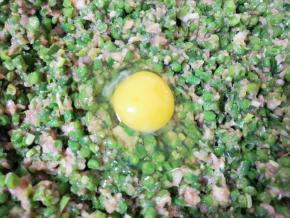 最后打入一个鸡蛋搅拌均匀，饺子馅就完成了。