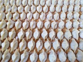 准备好饺子皮，包成自己喜欢的样子。