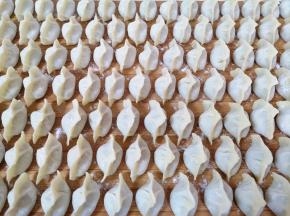 准备好饺子皮，包成自己喜欢的样子。