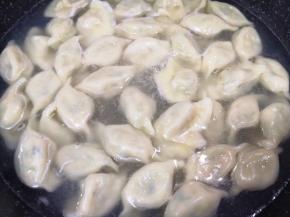 锅内放水烧开，下入饺子煮熟。