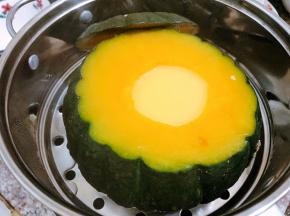 加入蛋液盖上盖子蒸10分钟左右凝固