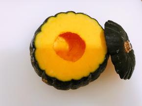 贝贝南瓜洗净后，切开上盖用勺子挖出内瓤