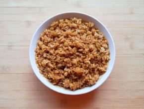 隔夜米饭中加入头道原味鲜酱油，搅拌均匀备用。