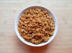 隔夜米饭中加入头道原味鲜酱油，搅拌均匀备用。