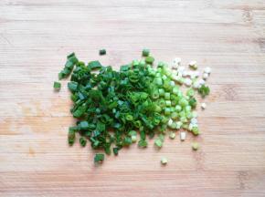 小葱切成葱花。