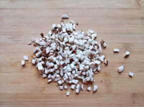 香菇切成小丁。