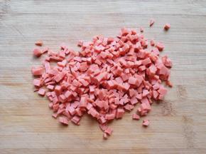 火腿肠切成小丁。