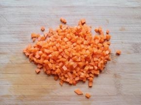 胡萝卜切成小丁。